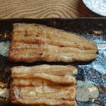 かぶと - 白焼き（手前養殖・奥天然）