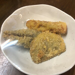 おふくろ亭 - 2022/03/29
      ホル鍋定食 大盛 500円
      フライ3品 100円 黒ハンペン、ナス、竹輪