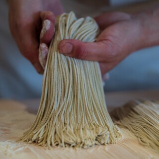 嚴選時令蕎麥，由熟練的手藝人用石磨研磨的面粉手工制作