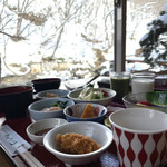 湯宿 だいいち - 川の流れを楽しみながら開放的な朝食を。