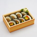 京都WHAT'S おにくのおすし - 松阪牛巻き寿司　2種。松阪牛ローストビーフを使用した巻き寿司と松阪牛の焼肉巻き寿司の2種盛り合わせ。