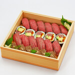 京都WHAT'S おにくのおすし - 松阪牛寿司盛り合わせ（花）。松阪牛ローストビーフの握りと松阪牛巻き寿司、松阪牛そぼろ押し寿司の3種盛り合わせ。