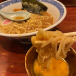 つけ麺 石ばし - 生玉子にらーめんをディップ！最高〜美味い！