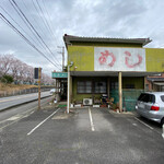 鳥居食堂 - 店舗正面
駐車場より見る。