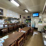 鳥居食堂 - 店舗内部の様子
入り口より厨房側を見る。