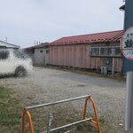 やっこ食堂 - その隣が駐車場です　※10台は停めれます