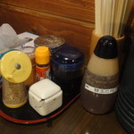 麺家 ぶらっくぴっぐ - テーブルセット