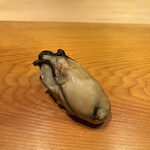 すが弥 - 牡蠣。酢につけてあって少し酸っぱいですが、味がうまくこなれています。