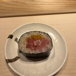 すが弥 - マグロの巻き。こういう食べ方もうまい。
