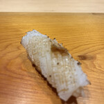 すが弥 - イカ。炙られることで味が滲み出ています。