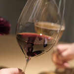 SCALAE - グラスの赤ワイン「キャンティ」で乾杯