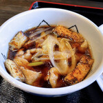 Jikasei Udon Udokichi - つけ汁は無化調で、だしには鰹節、煮干し、利尻昆布などが使用されているようでつ。