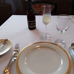 セサミ - 乾杯を終え、料理を待ちます✨