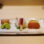 Ajihiro - 先付け　ウド、そら豆、鯛寿司、笹カレイ、唐墨味噌漬け