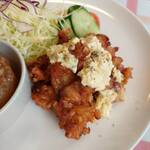 パキラ - モモ肉の唐揚げには、卵たっぷりのタルタルソース