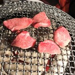 炭や 徳寿 - 七輪の炭火で焼きます