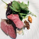 La Brianza - A5和牛内もも炭火焼きロメスコソースタスマニア産粒マスタード。やわらかお肉ジャストな火入れがバッチリ過ぎる♡少し入った脂身がちょっといい感じ美味しかった〜