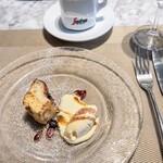 La Brianza - パンプディングバニラアイスクリーム。ディカフェコーヒーと。もっちりした感じで甘み控えめのパンプディングがいい感じ。レーズンアクセントgoodだし、アイスクリームとのマッチングも抜群美味しい♡