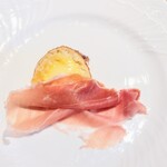 La Brianza - サンダニエーレポンボローニ玉ねぎジャム。わぁ〜ポンボローニご縁いただけて嬉しい☆(๑´ڡ`๑) ふんわりしててチーズと好相性、サンダニエーレのまろやか塩味と絶妙幸せな美味しさ食べられて嬉しかった～