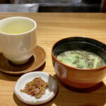 Mukoujima Shichifuku Suzume No Oyado - 天丼にはお味噌と香の物が付きます。