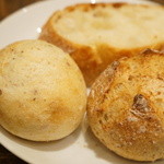 RACINES Boulangerie & Bistro - バケット、胡椒のパン、全粒粉のパン。