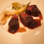 ビストロ キフキフ - 蝦夷鹿のロースト 下仁田ネギ添え ゴボウと赤ワインのソース。