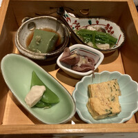 馳走紺屋 - 前菜
                    スナップエンドウの白和え
                    じゃこと九条葱の厚焼き玉子
                    蛍烏賊と独活の辛子酢味噌
                    芹のお浸し
                    蓬豆富
                    旬の食材をうまく使った小鉢