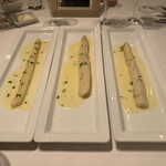 ル・マノアール・ダスティン - 軽いバターソースにアスパラの煮汁がバッチグー　ロワール産の甘さが際立ってたかな？　残ったソースをスプーンで、掬いながら、シャンパンと赤を交互にチビリチビリ、これだけで、かなり行けますよー。