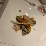 ル・マノアール・ダスティン - 鱸の身　のメイン　　付け合わせが、ラタトゥイユと野菜系のベニエ、違いますねー。