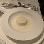 ル・マノアール・ダスティン - ホワイトアスパラガスのブランマンジェと新玉葱の冷たいスープ　昨日の家族会議では　スタートは全員がこの皿でいく予定でしたが、生憎、残り一皿とのこと！　残念！　作戦変更です。　全種類違えましょう！