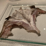 ル・マノアール・ダスティン - 鱸のカマが、一人前だけ用意できるそう！　ラッキー！　もちろんいただきます！