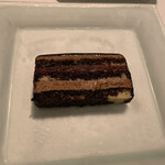 ル・マノアール・ダスティン - これもケーキ屋さんのオペラと違いますねー。切って出すだけじゃ無いんですねー。出す寸前に仕上のお酒をバッチリきかせてますよー。　これもレストランでなきゃ食べられません。