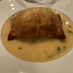 ル・マノアール・ダスティン - お魚の小さなパイ包焼き　ブールブランソース　お魚はハタでした。　パイ包とクラシックなブールブランソース　酸味の塩梅もバッチリ　王道かな？