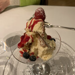 ル・マノアール・ダスティン - ヌガーグラッセ　滑らかな木苺のソース　前回食べ逃し、食べたかった一品　これも人参のムースと同様に、アラカルトに比べると小さめのグラスにでてきますが、充分な量です。