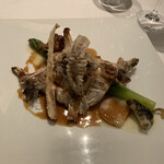 ル・マノアール・ダスティン - 鱸のカマ　に　内臓のベニエ　貝類　同じ魚料理でも付け合わせを変えてきました。　技アリ！