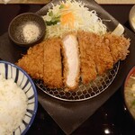 Katsu Tetsu - とんかつ通のあなたに!!と銘打たれた『平田牧場 三元豚ロースかつ定食250g』(税込み2400円)。