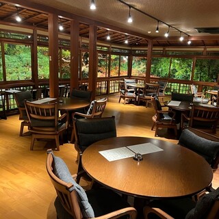Enjoy your meal while surrounded by the beautiful nature created by the seasons.