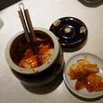 ポンチ軒 - テーブルに置いてあるキムチ