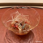 御料理 寺沢 - 天然とら河豚の身皮とフルーツトマトと新玉葱のマリネ風 酢の物