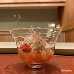 御料理 寺沢 - 天然とら河豚の身皮とフルーツトマトと新玉葱のマリネ風 酢の物