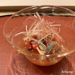 御料理 寺沢 - 天然とら河豚の身皮とフルーツトマトと新玉葱のマリネ風 酢の物