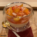 御料理 寺沢 - 八朔と苺のジュレで覆われたマスカルポーネのブラマンジェ