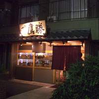 会員制 寿司割烹鷹勝 博多総本店 - お酒のビンが並んでるのが見えて、お酒好きは誘われてしまいます