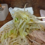 ラーメン二郎 - キャベ比率高い