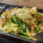 わ楽 - キャベツたっぷり　ホルモン炒め