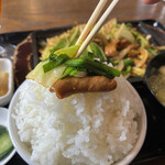 わ楽 - ホルモン炒め　オンザライス  