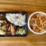中華 こうよう - ホイコーロー弁当(700円)とエビチリ丼(700円)