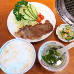 Hachifuku - ステーキ定食（11時半～12時限定￥935）。やや薄めのカットだが、ボリュームは十分