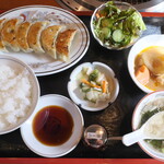 Hachifuku - 自家製餃子定食（￥850）。焼肉店の餃子定食とはユニークだが、向かいの姉妹店が中華料理なので納得