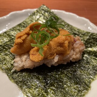 生ウニと焼き飯の海苔巻き